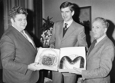 407100 Afbeelding van de aanbieding van een banketletter en het wapen van Maartensdijk aan scheidend burgemeester ...